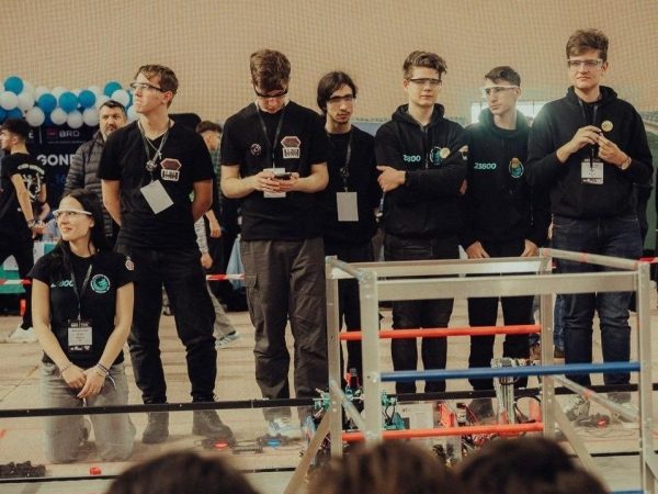 Robozzi #23800: Tinerii inovatori din Iași care au cucerit podiumul League Meet și care au nevoie de finanțare